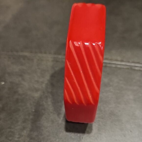 Vintage red Bakelite bangle bracelet - Picture 3 of 4